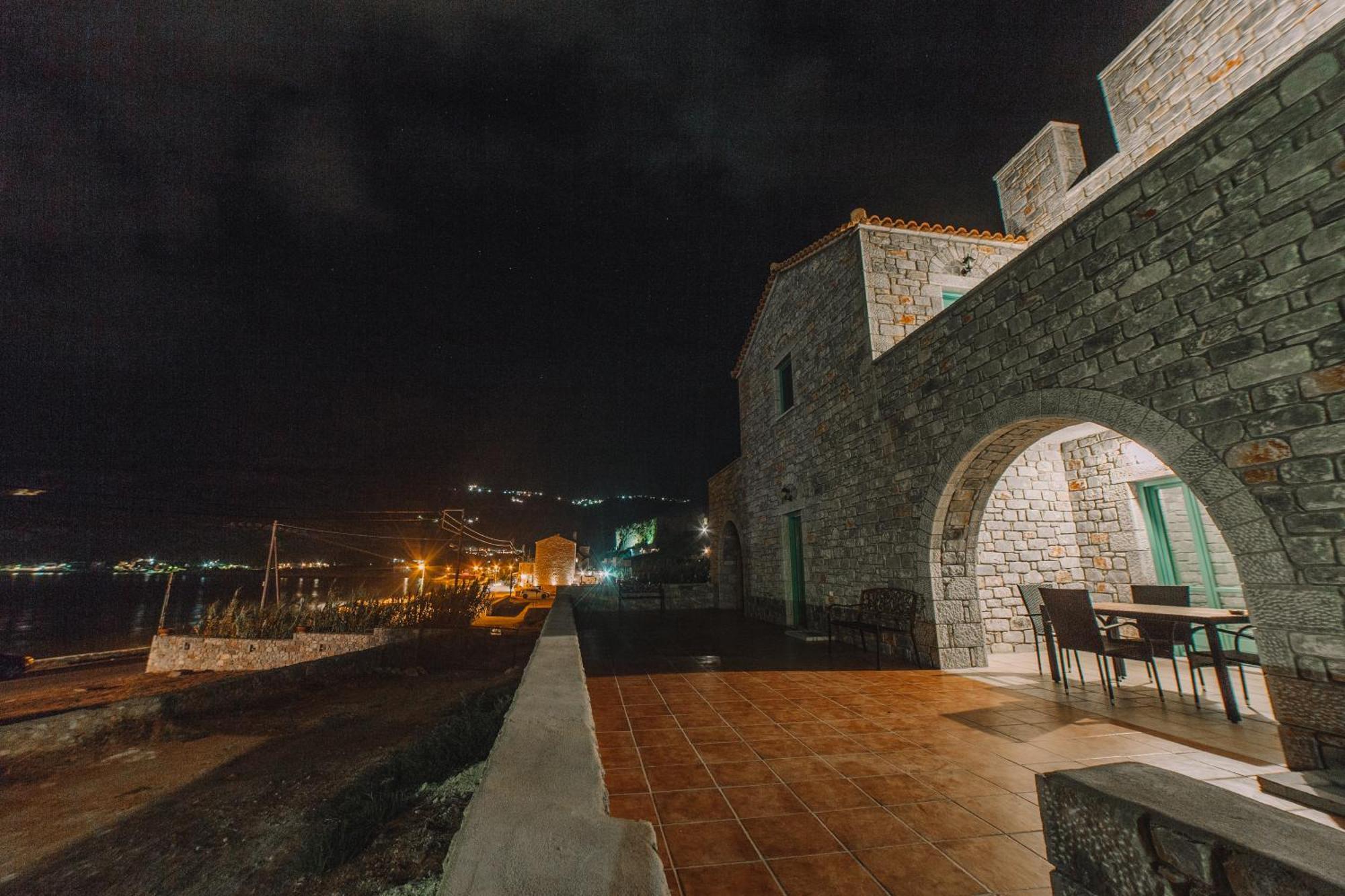 George Seafront Suites Néon Oítilon المظهر الخارجي الصورة
